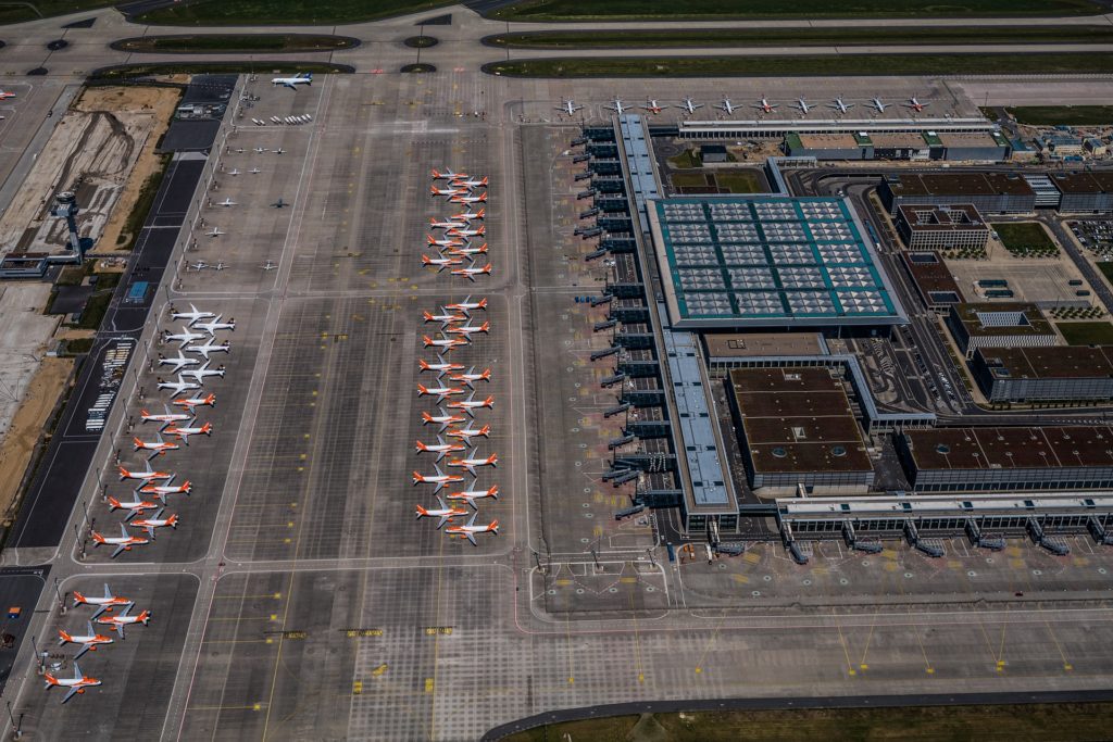 Der neue Flughafen Berlin auf der Luft aufgenommen. Vorfeld, Terminal und Flugzeuge auf den Außenpositionen.