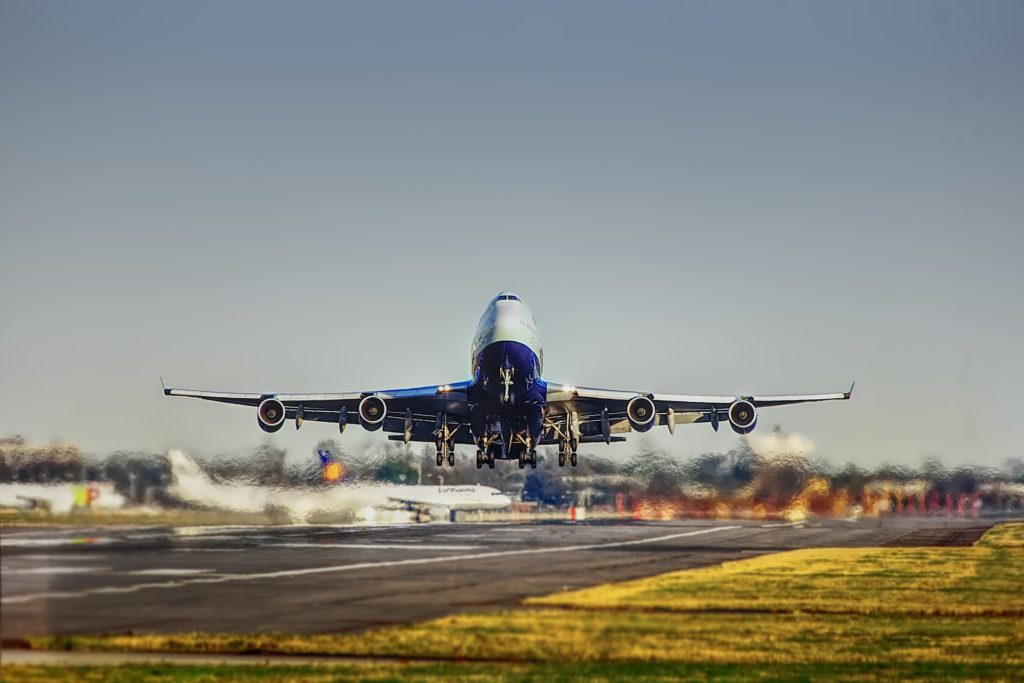 Eine Boeing 747, auch genannt Jumbo Jet, hebt von einer Startbahn am Flughafen ab.